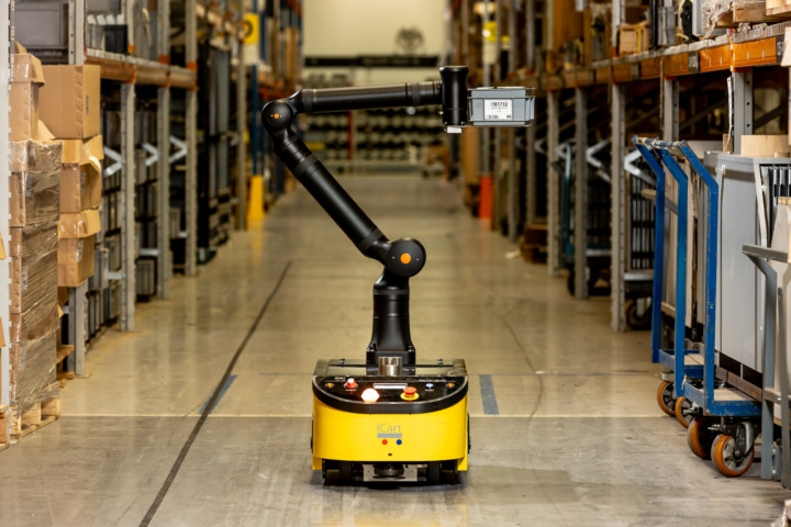 Kollaboratív robot raktárban pakolási munkavégzés közben