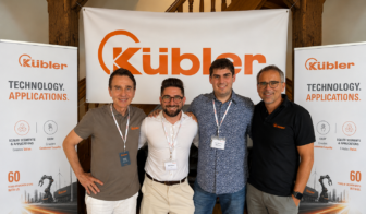Képen két oldalt: A Kübler tulajdonos-ügyvezetői, Gebhard és Lothar Kübler, Középen Ruska Robin és Robotka-Benkeházi Márk a Kvalix sales csapata. A több mint 600 fős, 12 nemzetközi leányvállalattal rendelkező Kübler Group világszerte 50+ országban szolgálja ki ipari partnereit.